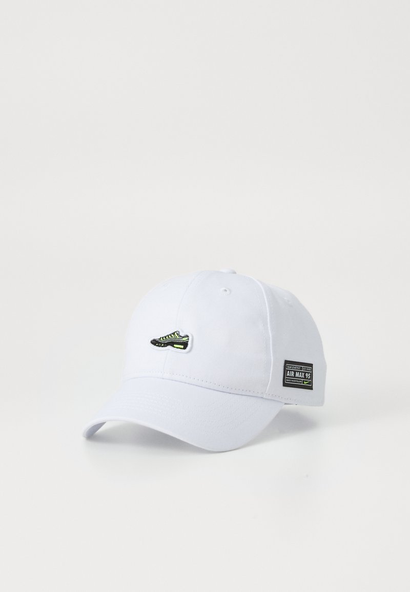 Casquette de baseball en coton blanc avec un petit logo de chaussure brodé et une étiquette avec le texte "AIR MAX 95" sur le côté.