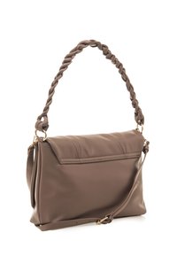 Bruine faux leren handtas met een gevlochten handvat en gouden hardware. Beschikt over een vouwflap en een afneembare schouderriem. Goede, gladde textuur.