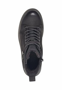 Bottines en cuir noir avec bout rond, côtés texturés et fermeture à lacets. Intérieur doublé en tissu gris doux, avec une languette à l'arrière.