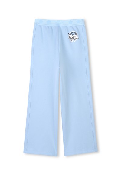Lichtblauwe wijde broek gemaakt van zachte stof, met een tailleband met logo-detail en een gestileerd ontwerp aan de voorkant aan de linkerkant.