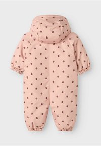 Roze sneeuwpak met een herhalend lieveheersbeestjespatroon, elastische manchetten en een capuchon, gemaakt van zacht, waterafstotend materiaal.
