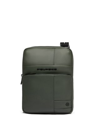 Compact olijfgroene crossbodytas met voorvak met rits, Piquadro-logo en verstelbare riem op een witte achtergrond.