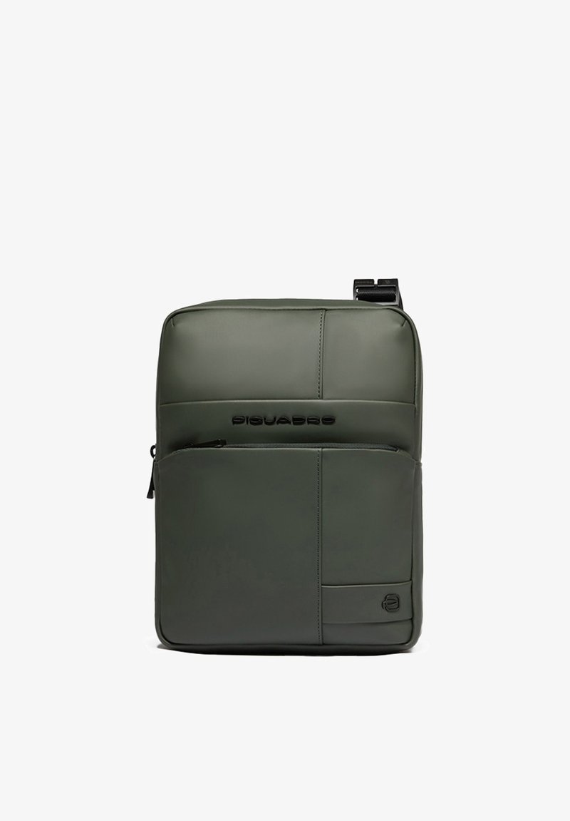 Sac bandoulière compact vert olive avec poche avant zippée, logo Piquadro et sangle ajustable sur fond blanc.