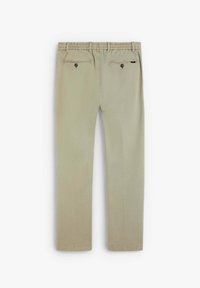 Pantalones beiges con cintura elástica, que cuentan con dos bolsillos traseros con cierre de botón. Textura suave y diseño de pierna recta.