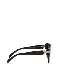 Lunettes de soleil noires avec des branches épaisses, des détails ornés en or et cristal près des charnières, et un logo Chopard doré sur la branche latérale.