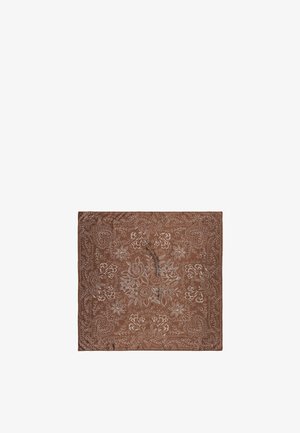 Foulard carré marron avec des motifs floraux blancs et des cœurs complexes répartis uniformément sur le tissu.