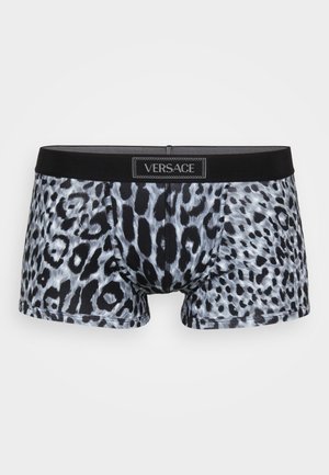 Herren Versace Boxer-Brief mit schwarz-grauem Leopardenmuster und schwarzem Bund, der vorne mittig mit einem Versace-Logo-Patch versehen ist.