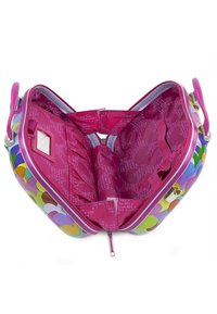 Bolso en forma de corazón con un exterior brillante y manchas multicolores. El interior está forrado con tela rosa y cuenta con bolsillos organizadores y una cremallera.