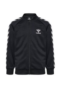 Veste zippée noire avec col montant, mettant en avant des rayures blanches diagonales sur les épaules et un petit logo sur la poitrine. Texture de tissu douce.