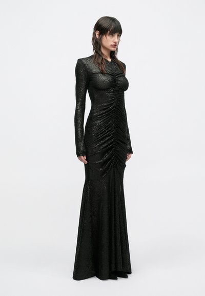 Rochie neagră cu mâneci lungi, realizată dintr-un material texturat, cu un corsaj mulat și detalii strânse, având o fustă evazată.