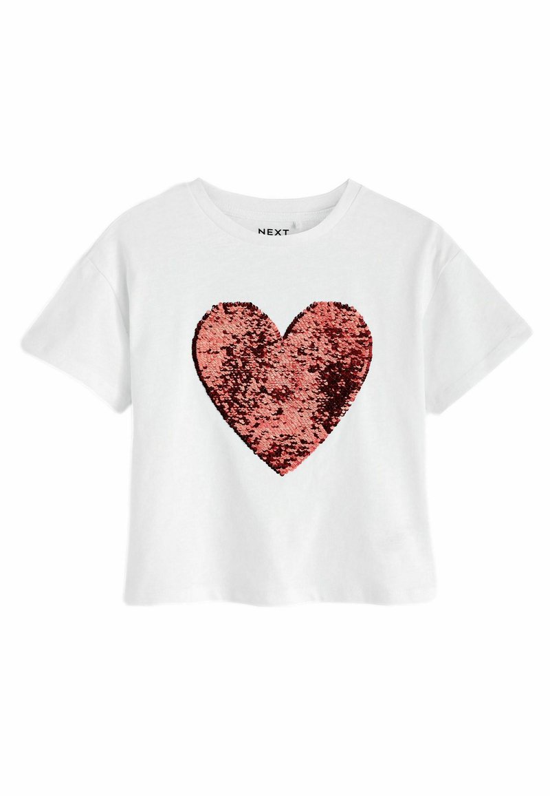 Vit kortärmad t-shirt med ett stort hjärtformat mönster i röda och rosa paljetter på framsidan. Enkel rund halsringning och lös passform.