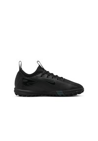 Chaussures de sport noires avec une tige texturée, fermeture à lacets et un logo swoosh proéminent. Dotées d'une semelle extérieure en caoutchouc durable avec des motifs de traction.