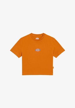 Orange bomulds t-shirt med rund hals og korte ærmer. Har et lille grafisk logo på brystet og et mærke på siden.