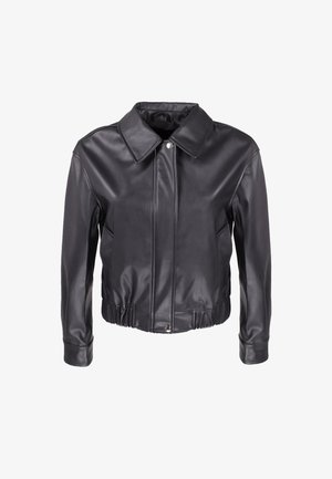 Giacca in pelle nera con colletto, chiusura zip davanti e fondo elastico. Presenta maniche lunghe e due tasche laterali. Texture liscia.