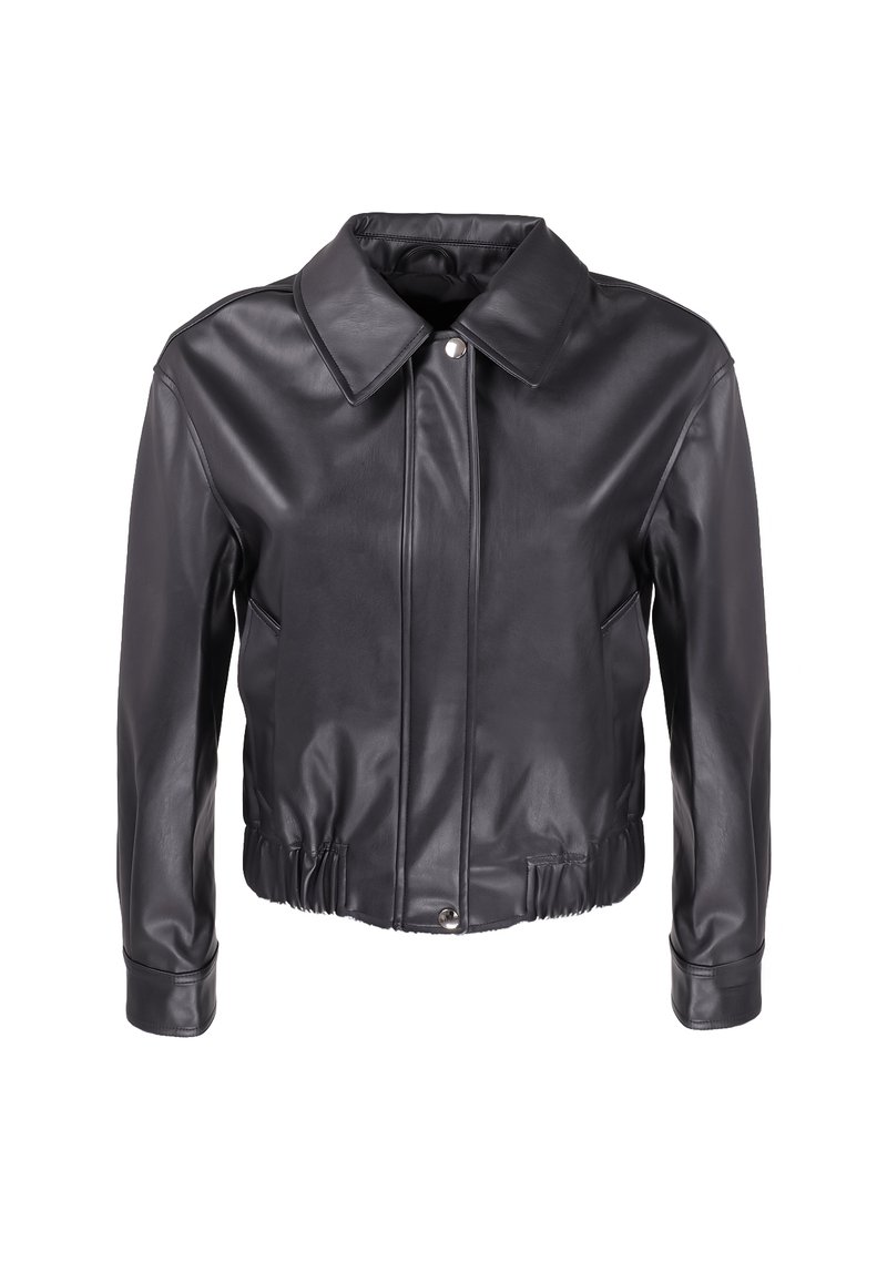 Giacca in pelle nera con colletto, chiusura zip davanti e fondo elastico. Presenta maniche lunghe e due tasche laterali. Texture liscia.