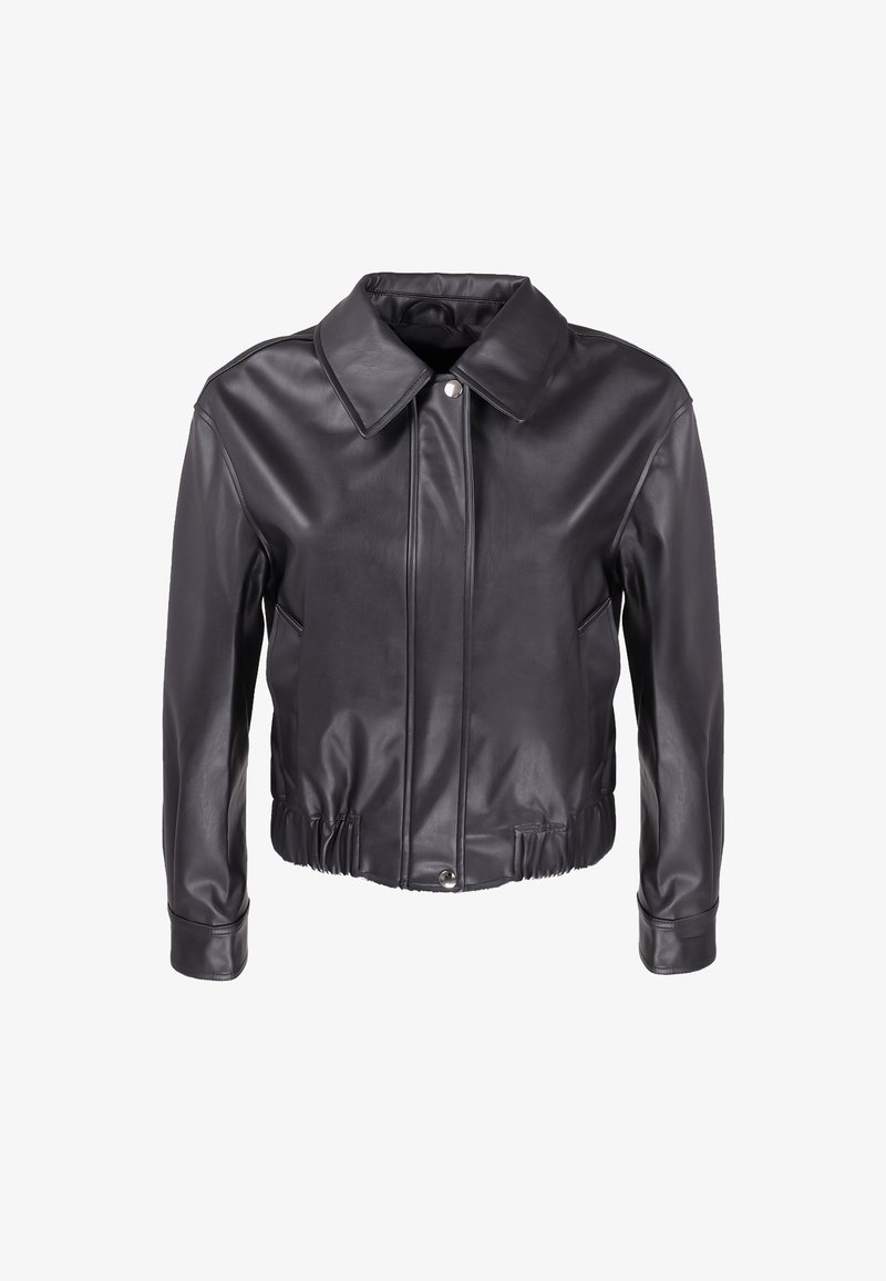 Giacca in pelle nera con colletto, chiusura zip davanti e fondo elastico. Presenta maniche lunghe e due tasche laterali. Texture liscia.