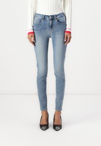LIU JO DIVINE - Testhezálló fazon - light blue denim