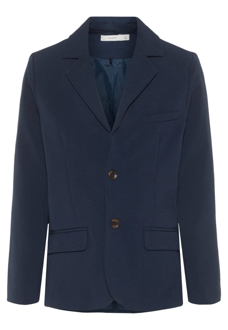 Námořnický modrý blazer vyrobený z texturované látky, s klopovým límcem, dvěma předními kapsami a dvěma knoflíky vpředu.