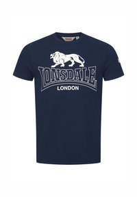 Granatowa bawełniana koszulka z krótkim rękawem; posiada białą grafikę lwa oraz tekst "Lonsdale London" w wyraźnym nadruku na froncie.