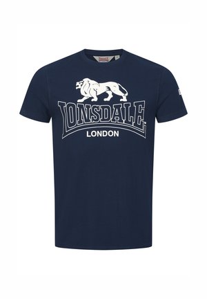 Navyblaue Baumwoll-T-Shirt mit kurzen Ärmeln; verfügt über eine weiße Löwen-Grafik und den Text "Lonsdale London" in fetter Schrift über die Vorderseite.