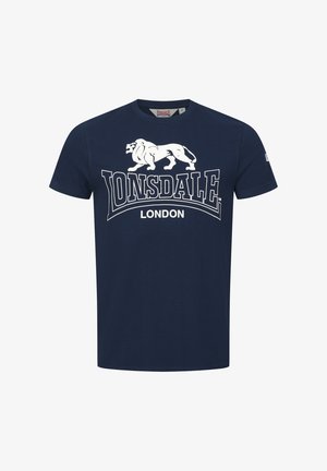 Tricou din bumbac de culoare bleumarin, cu mâneci scurte; prezintă un grafic cu un leu alb și textul "Lonsdale London" scris cu litere îngroșate pe partea din față.