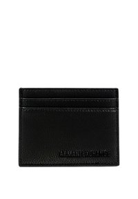 Portafoglio in pelle nera con superficie texture, dotato di più slot per carte e logo impresso. Design rettangolare semplice.