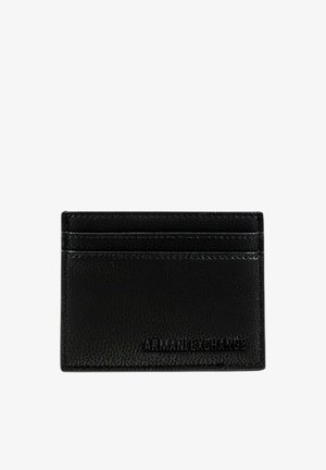 Schwarzes Leder-Kartenetui mit strukturierter Oberfläche, ausgestattet mit mehreren Kartenfächern und geprägtem Logo. Schlichtes rechteckiges Design.