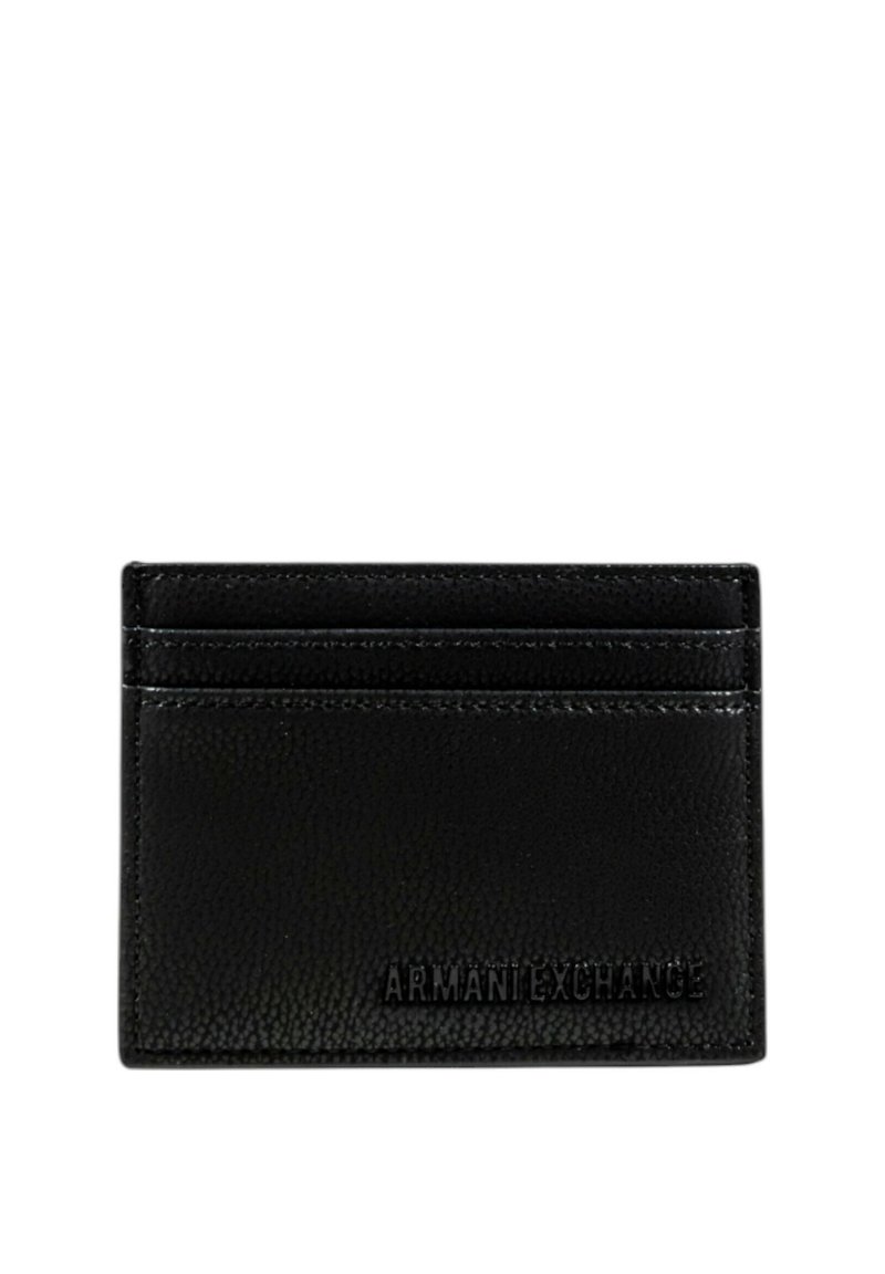 Portafoglio in pelle nera con superficie texture, dotato di più slot per carte e logo impresso. Design rettangolare semplice.