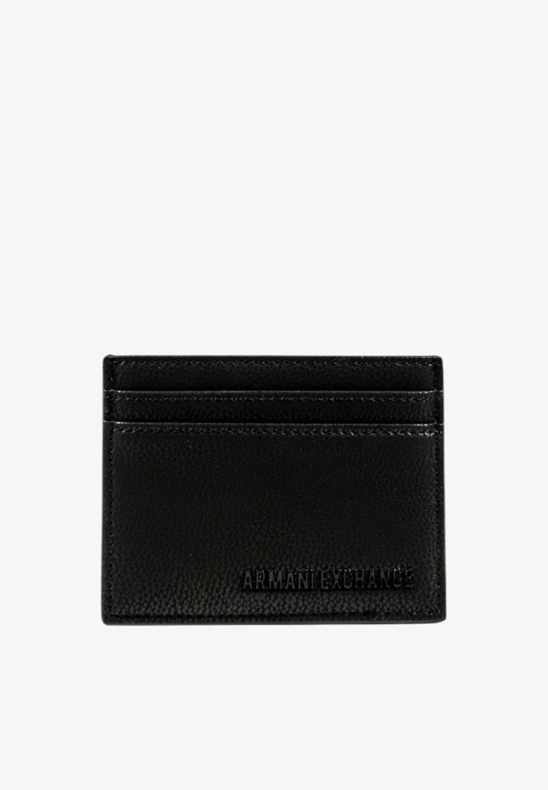 Portafoglio in pelle nera con superficie texture, dotato di più slot per carte e logo impresso. Design rettangolare semplice.