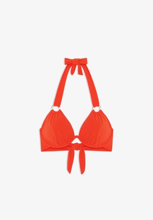 Haut de bikini rouge avec des bonnets triangulaires, bretelles autour du cou et lien au centre. Avec des accents en anneau argenté et un tissu doux et lisse.