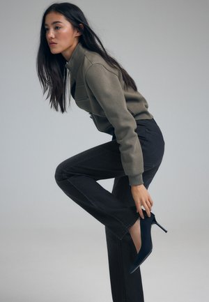 Stradivarius, BASIC CLOSED BLACK COURT SHOES - Escarpins - black