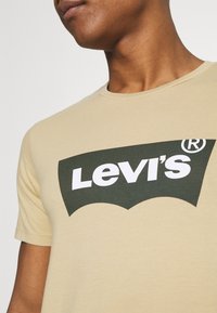Levi's® HOUSEMARK GRAPHIC TEE - T-shirt estampada - beige/sand