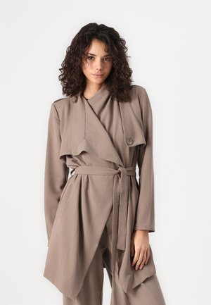 Veste marron à manches longues, avec un devant drapé et une ceinture. Fabriquée en tissu doux, avec un détail de bouton sur le côté gauche.