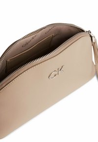 Calvin Klein RE-LOCK 25 CM - Schoudertas - silver mink