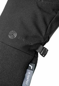 Schwarze Textilhandschuhe mit strukturierten und glatten Oberflächen, ausgestattet mit einem verstellbaren Riemen und einem eingeprägten Logo auf dem Material.