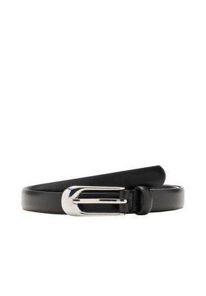 Ceinture en cuir noir avec une boucle métallique argentée, enroulée avec la boucle face vers l'avant sur un fond blanc.