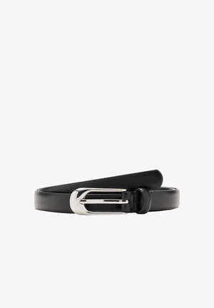 Ceinture en cuir noir avec une boucle métallique argentée, enroulée avec la boucle face vers l'avant sur un fond blanc.