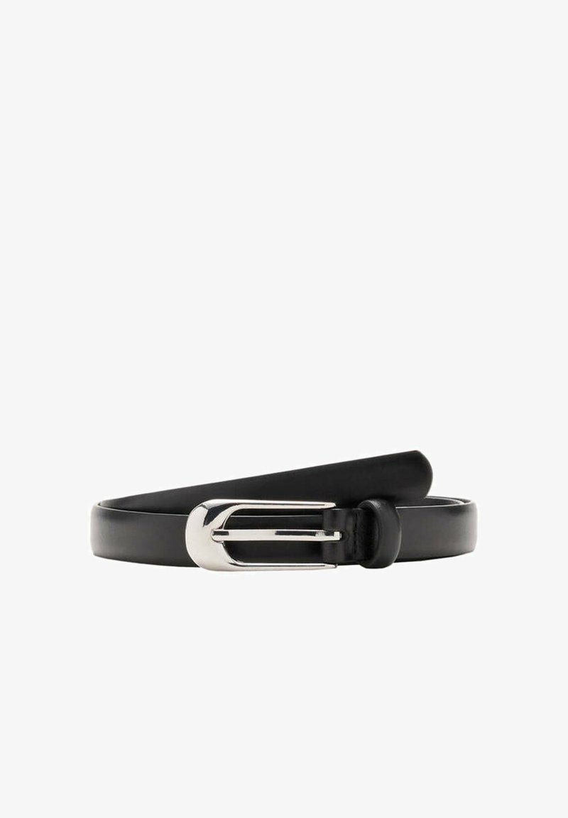 Ceinture en cuir noir avec une boucle métallique argentée, enroulée avec la boucle face vers l'avant sur un fond blanc.