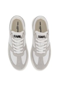 Λευκά και γκρι αθλητικά παπούτσια με υλικά από σουέτ και δίχτυ, διαθέτουν σχεδιασμό με κορδόνια, λεπτομέρεια λογότυπου και στρογγυλεμένο σχήμα μύτης.