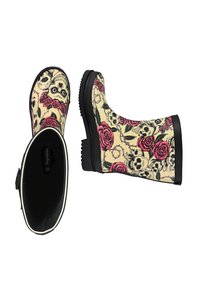 Braune gummierte Stiefel mit einem Muster aus rosa Rosen und schwarzen Totenschädeln, mit einer strukturierten Sohle und schwarzen Akzenten, die leicht anzuziehen sind.