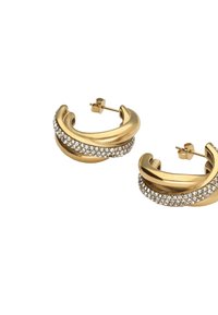 Orecchini a cerchio color oro con design attorcigliato, decorati con una fila di cristalli trasparenti per un tocco di brillantezza.