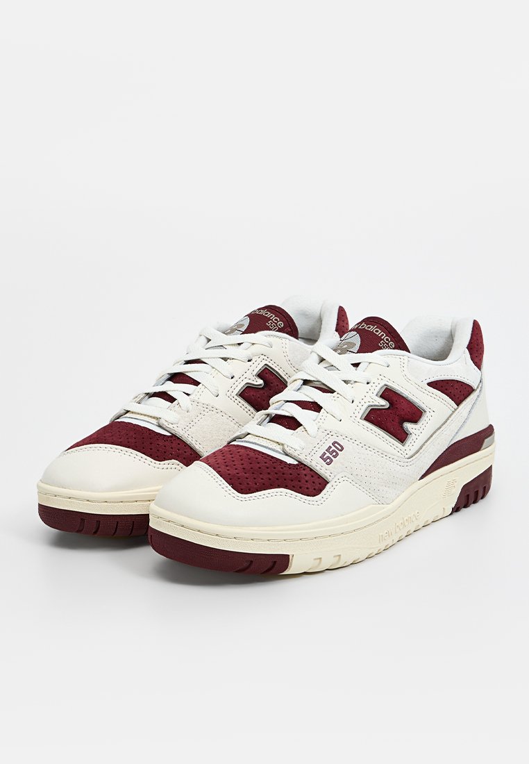Sneaker bianchi e bordeaux con tomaia in pelle e rete, dotate di una collo imbottito, punta perforata e suola in gomma con battistrada testurizzato.