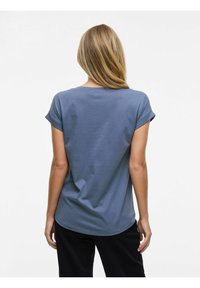 Kortärmad, blå T-shirt med rullade ärmslut, rundad nederkant och smidig bomullstextur, sedd bakifrån.