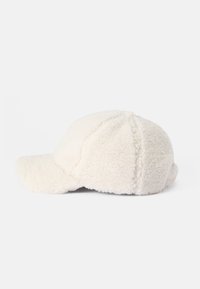 Bonnet en polaire blanc avec une couronne ronde, une visière courbée et des détails cousus. Texture douce et design sans couture pour un look confortable.