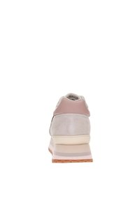 Chaussure de sport gris clair et rose avec une tige en suède, un talon rembourré et une semelle texturée. Présente une semelle intermédiaire bicolore et un design léger.