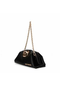 Borsa a tracolla in pelle nera con catena dorata, caratterizzata da un accentuato motivo a testa d'orso e un design arrotondato e strutturato. "RUE MADAM" impresso sul davanti.