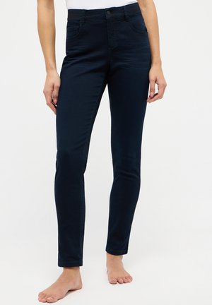 Jean slim-fit bleu foncé en mélange de coton avec une texture lisse. Présente une fermeture à bouton à l'avant et deux poches.