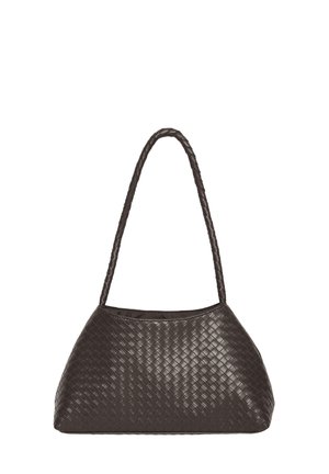 Sac à main en cuir marron foncé avec texture tissée et une longue bandoulière unique pour porter à l'épaule, base triangulaire.
