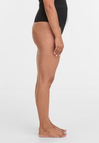 Zwarte high-waisted zwempak, zijaanzicht. Glad materiaal, getailleerde silhouet, minimalistisch ontwerp en geen zichtbare patronen of accenten.