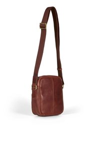 Hnědá kožená crossbody taška s obdélníkovým tvarem, nastavitelným textilním popruhem a decentním prošíváním na přední straně.